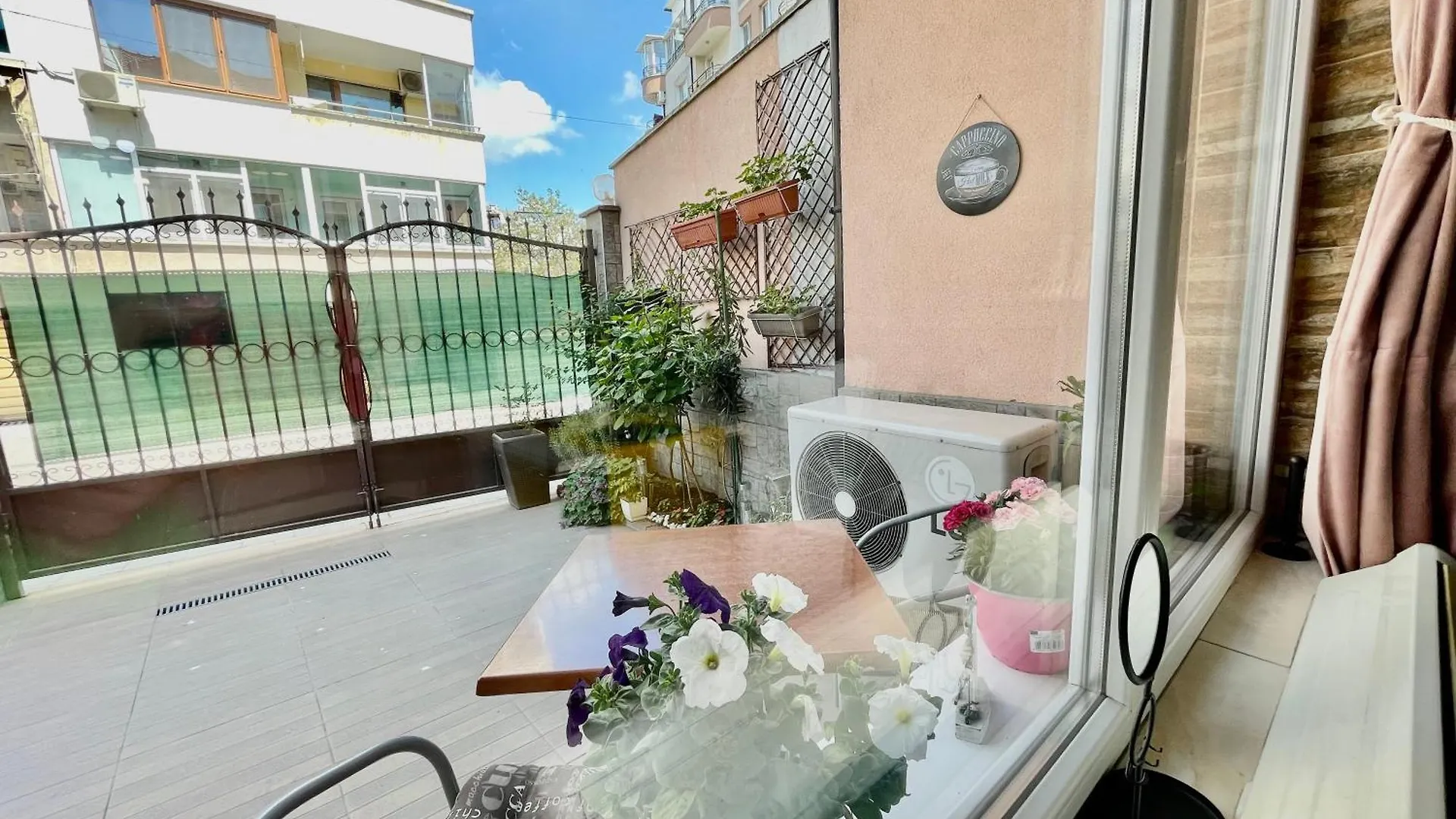 White Rose Guest Rooms Burgas 2*,